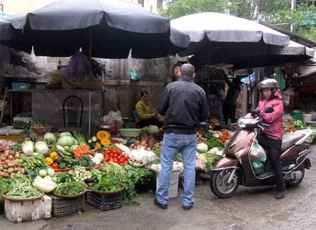 Rau tại chợ tăng giá mạnh vì trời rét.
