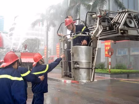 Sử dụng lồng sắt để cứu người trên độ cao.