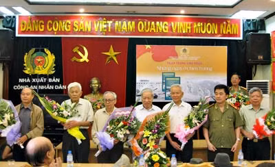 Lãnh đạo NXB CAND tặng hoa các cán bộ Công an chi viện chiến trường B.