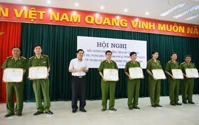 UBND quận Cầu Giấy tặng bằng khen cho một số cá nhân có thành tích trong điều tra, khám phá vụ án tại nhà G4.