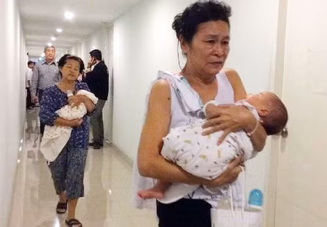 Hai trong số những đứa trẻ được tìm thấy trong một chung cư ở Bangkok.