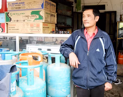 Anh Nguyễn Cảnh Thông bên cửa hàng của gia đình.