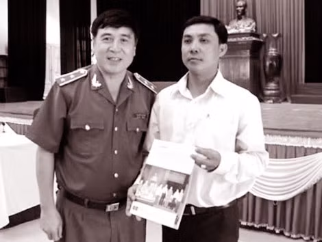 Nguyễn Thanh Tuấn chụp ảnh lưu niệm với Trung tướng Nguyễn Văn Ninh.