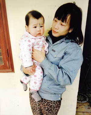 Cháu bé được đoàn tụ với mẹ.