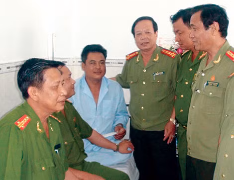 Lãnh đạo Công an TP Cần Thơ đã đến Bệnh viện Công an TP Cần Thơ thăm hỏi và “thưởng nóng” cho Đại úy Nguyễn Văn Chất - cán bộ Cảnh sát hình sự đặc nhiệm PC45 với hành vi kiên quyết đấu tranh, trấn áp tội phạm và bị thương ngày 21/3/2014.