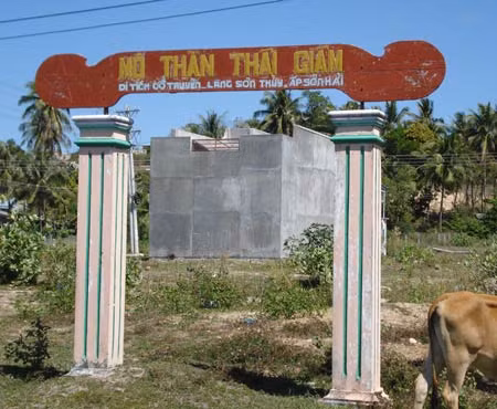Lối vào Di tích mộ thần Thái Giám.