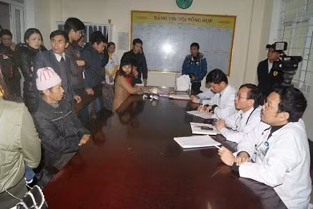 Các bác sĩ đang giải thích nguyên nhân tử vong cho người nhà bệnh nhân.
