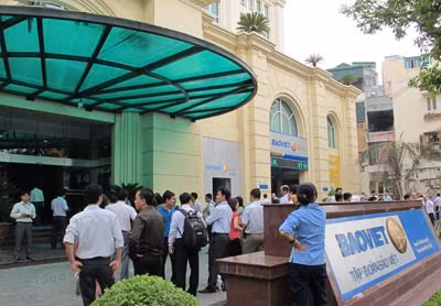 Chập điện, khói nghi ngút trong tòa nhà Bảo Việt ảnh 1
