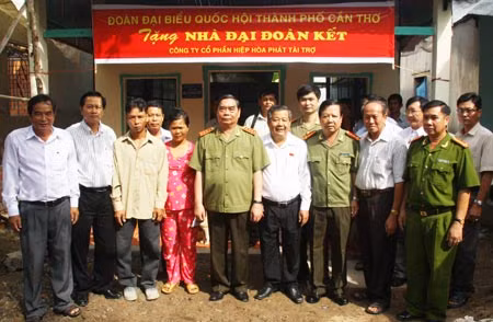 Bộ trưởng Lê Hồng Anh tiếp xúc cử tri tại Cần Thơ ảnh 1