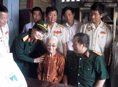Trung tướng Đoàn Sinh Hưởng và các thành viên của Quỹ thăm Bà mẹ Việt Nam anh hùng Hà Thị Viễn.