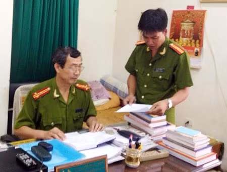 CBCS Công an tỉnh Bắc Ninh trao đổi kế hoạch phá án.
