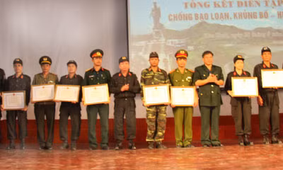 Đồng chí Bùi Văn Tỉnh, Chủ tịch UBND tỉnh, Trưởng ban Chỉ đạo phòng chống khủng bố tỉnh Hòa Bình trao Bằng khen cho các tập thể có thành tích xuất sắc trong buổi diễn tập.