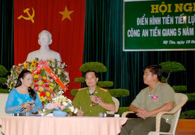 Trung tá Đoàn Văn Tuấn (người ngoài cùng bên phải) tại một buổi giao lưu điển hình tiên tiến.