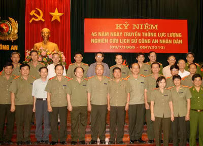 Các đại biểu dự lễ kỷ niệm.