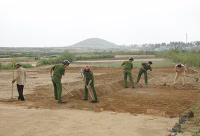 Công an huyện Lý Sơn giúp dân làm đồng.