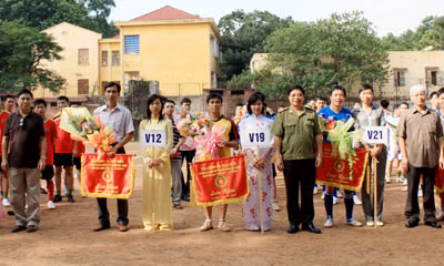 Lãnh đạo các đơn vị tặng hoa và cờ lưu niệm cho các đội bóng.