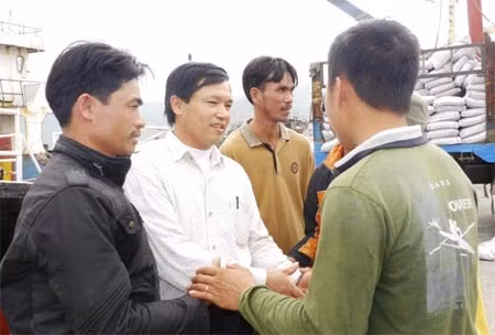 Cứu 5 thuyền viên bị tàu lạ đâm chìm trên biển ảnh 3