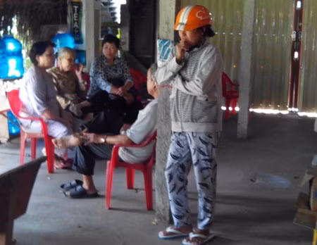 Bà T. - mẹ của nạn nhân đứng chết lặng ở một góc quán.