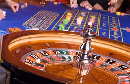 Hằng năm, nhiều người Việt vẫn mang tiền sang những casino biên giới như thế này để đánh bạc.