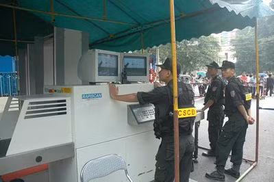 Lực lượng CSGT luôn ứng trực tại các ngã tư trọng điểm. CSCĐ Hà Nội đảm đương chốt chặn kiểm tra an ninh buổi Lễ Khai mạc Đại lễ 1000 năm Thăng Long - Hà Nội.
