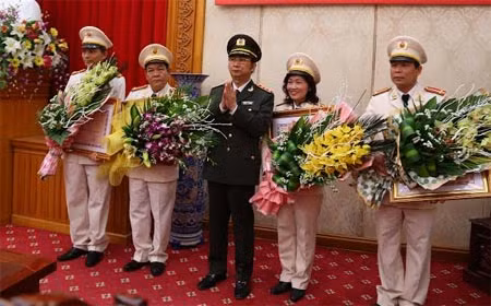 Thứ trưởng Thường trực Đặng Văn Hiếu trao Quyết định và tặng hoa các Thầy thuốc ưu tú.