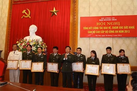 Thứ trưởng Thường trực Đặng Văn Hiếu tặng Bằng khen cho các tập thể, cá nhân có thành tích.