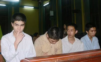 Phát (thứ 2 từ trái sang) cùng đồng bọn tại Tòa.
