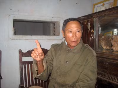 Ông Ngô Quyền: "Nếu không có những người như cha con thằng Tam, thằng Phương, thằng Điệp thì biết bao nhiêu bà con mất mạng vì lũ". Anh Lê Văn Điệp (người thứ 2 từ phải sang), sau lũ tiếp tục chở các nhà hảo tâm đi cứu trợ đồng bào. Cha con anh Ngô Văn Tam.