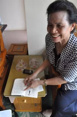 Cô Cù Kim Hợp đang kể lại những kỷ niệm với nhà thơ Minh Chính.