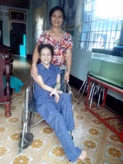 Hai mẹ con chị Hoàng Loan.