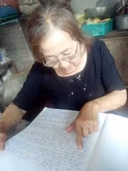 Những lúc nhớ nhồng, bà Bé thường lấy gia phả ra xem.