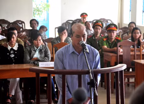 Bị cáo Mai Đình Vĩnh và nạn nhân Trần Thị Thùy Dung (hàng đầu, ngoài cùng bên trái) tại tòa.