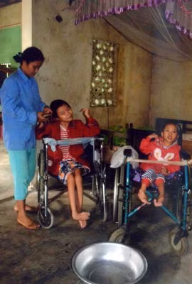 Hai em Phúc, Anh chỉ biết... cười.