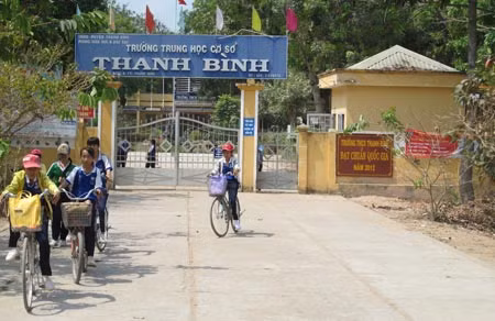 Trường THCS Thanh Bình và Phòng giáo dục huyện Thanh Bình, hiện trường xảy ra vụ việc.