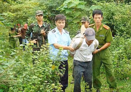 Bắt giữ một đối tượng buôn ma túy.