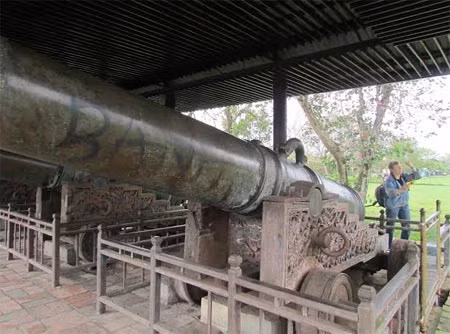 Bút tẩy, sơn xịt là thứ mà những du khách thiếu ý thức phá hoại di tích.