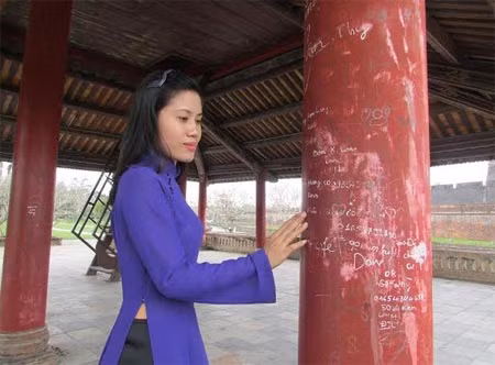 Cột trụ ở Phu Văn Lâu bị viết, vẽ bậy gây mất mĩ quan, giá trị di tích.
