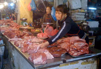 Nhiều mặt hàng thực phẩm tiêu thụ chậm do giá tăng cao.