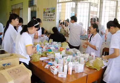 Nhóm "Tấm lòng Việt" chuẩn bị thuốc men để cấp phát cho bà con nghèo.