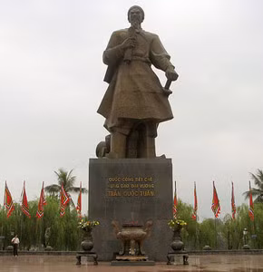 Tượng đài Trần Hưng Đạo ở quảng trường 3-2, TP Nam Định.