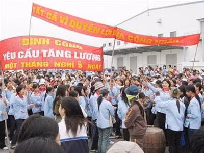 Công nhân ở một doanh nghiệp thuộc KCN Nomura (Hải Phòng) đình công, yêu cầu tăng lương.