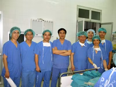 Một số thành viên trong ca ghép gan đầu tiên từ người cho chết não tại Bệnh viện Việt Đức (Ảnh: Thanh Loan).