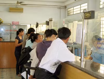 Nộp hồ sơ tại văn phòng UBND quận Gò Vấp (Ảnh: Đ.T.).