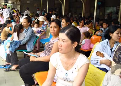 Khoa Khám bệnh BV Nhi Đồng 1 đông nghẹt trẻ và thân nhân.