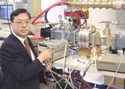 Quan-Sheng Shu trong phòng thí nghiệm của công ty AMAC International.