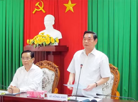 Đồng chí Lê Hồng Anh-Ủy viên Bộ Chính trị, Thường trực Ban Bí thư phát biểu chỉ đạo tại buổi làm việc với Ban Thường vụ Tỉnh ủy Sóc Trăng.
