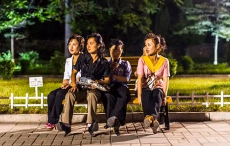 Một nhóm phụ nữ tại Công viên Thanh niên Kaeson ở Bình Nhưỡng.