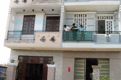 Khám xét hiện trường.