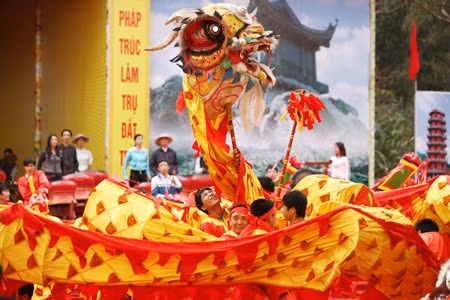 Múa rồng trong ngày khai hội Yên Tử. (Ảnh: Quang Hùng).