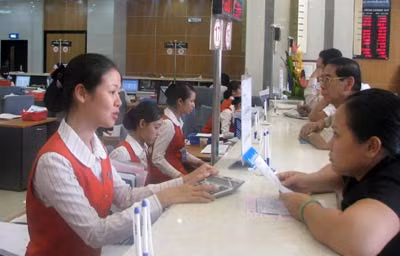 Giao dịch tại ngân hàng.